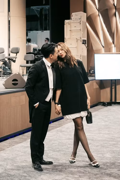 Vợ chồng nữ siêu mẫu thoải mái thể hiện bản thân.