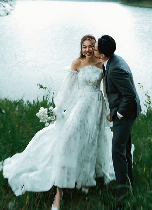 Thanh Hằng chia sẻ hình ảnh bên Nhật Minh khi dự sự kiện, đi du lịch, ăn uống.