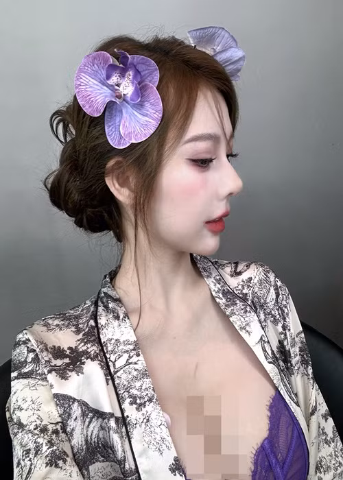 Josephine Lim là hot girl thế hệ mới ở Malaysia. Cô nàng được yêu thích nhờ gương mặt xinh đẹp, vóc dáng cân đối, gợi cảm.