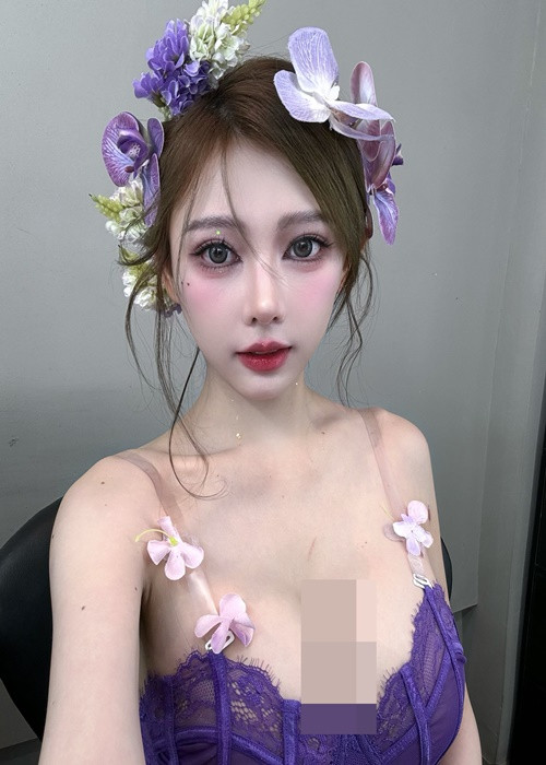 Josephine còn gây ấn tượng bởi phong cách thời trang hở bạo.