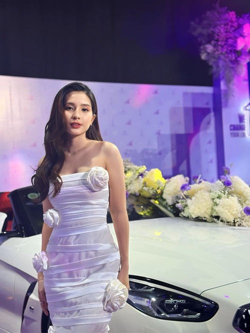 “Trong khi xây nhà sẽ có những vấn đề phát sinh xảy ra ngoài dự tính nên giữa nhà mình và anh T có 1 số khúc mắc nhưng cũng đã giải quyết trong yên bình và anh T đã xóa bài đăng của anh ấy trên Facebook. Và trong bài viết của anh T không có thông tin nào cho rằng mình đang trong mối quan hệ yêu đương với anh ấy, cũng như ngôi nhà mình đang sống là do anh ấy xây tặng cho mình”, Thiên An cho biết. Ảnh: FBNV.