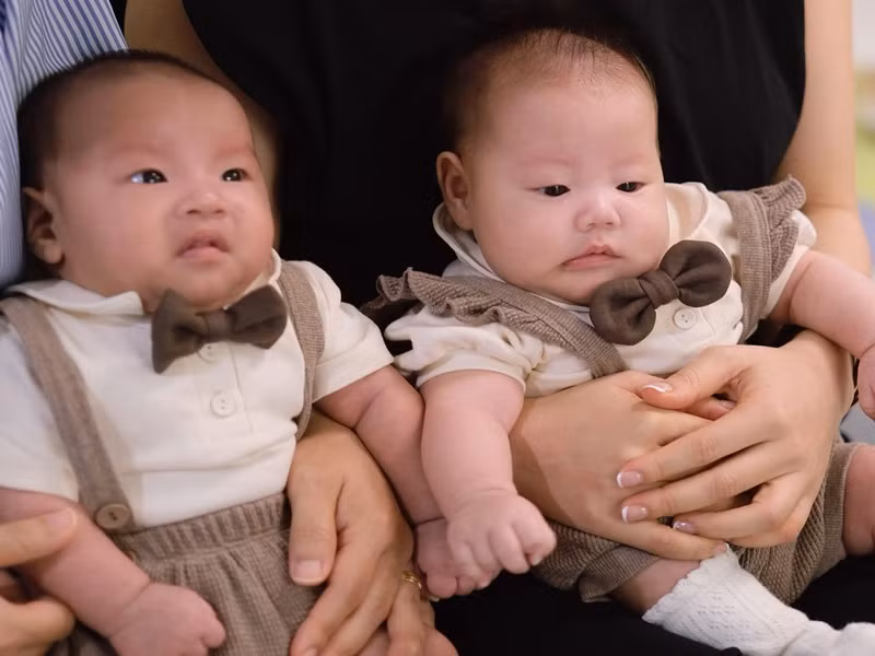 Jimmy (bên trái) và Jenny diện trang phục đồng điệu.