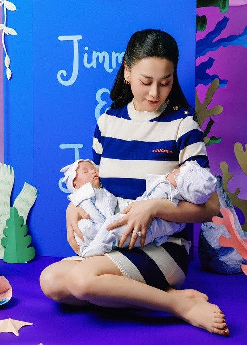Phương Oanh chụp ảnh nghệ thuật cùng hai con khi các bé tròn 1 tháng tuổi.
