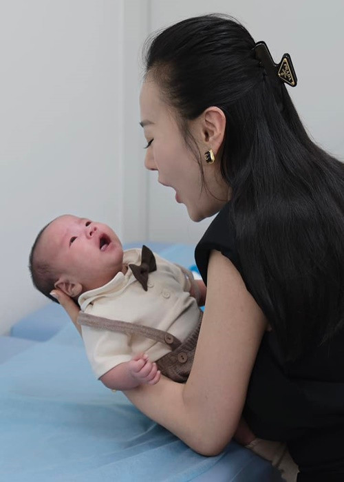 Cặp song sinh của Phương Oanh bật khóc trong lúc tiêm.