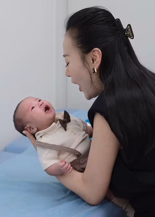 Cặp song sinh của Phương Oanh bật khóc trong lúc tiêm.