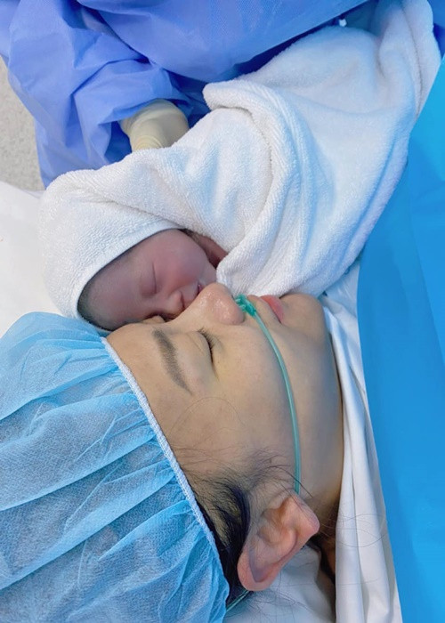 Phương Oanh sinh đôi vào tháng 5/2024. Cách đây ít ngày, cô khoe khoảnh khắc da kề da với con sau sinh. "Khoảnh khắc không bao giờ quên! Cảm ơn các con yêu - điều kỳ diệu nhất đời của mẹ", nữ diễn viên bày tỏ.