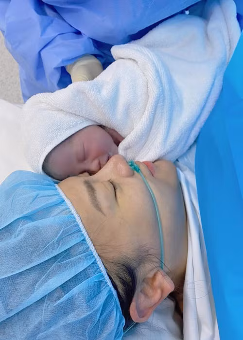 Phương Oanh sinh đôi vào tháng 5/2024. Cách đây ít ngày, cô khoe khoảnh khắc da kề da với con sau sinh. "Khoảnh khắc không bao giờ quên! Cảm ơn các con yêu - điều kỳ diệu nhất đời của mẹ", nữ diễn viên bày tỏ.