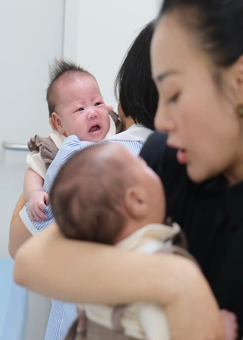 Nữ diễn viên chia sẻ, hai con ăn ngủ ngoan và không bị sốt sau buổi tiêm.