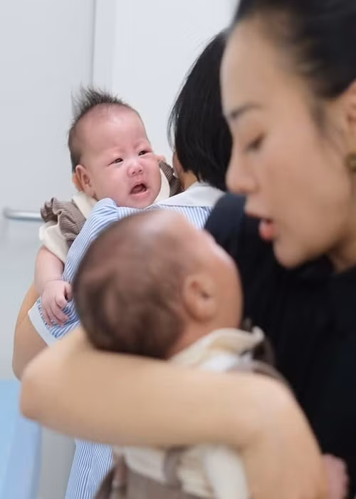 Nữ diễn viên chia sẻ, hai con ăn ngủ ngoan và không bị sốt sau buổi tiêm.