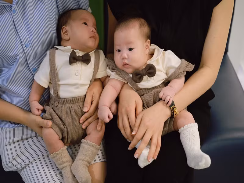 “Jimmy giống ông bô hồi đi học, còn Jenny giống ông bô bây giờ nên nom ngộ nghĩnh hài hước lắm! Còn đang trổ nét nữa ạ, hy vọng lớn lên em Jenny giống mẹ một chút”, nữ diễn viên phim "Hương vị tình thân" viết trên trang cá nhân.