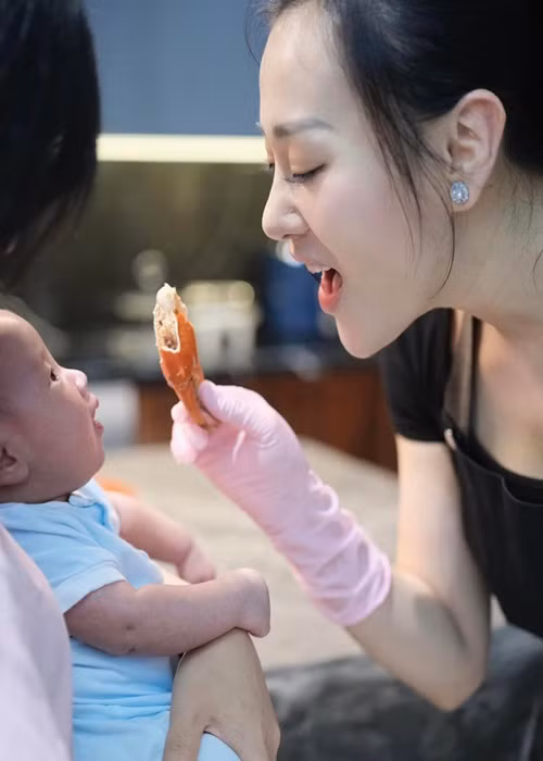 Đôi lúc, Phương Oanh nhớ lại thời độc thân, được rảnh rỗi ngồi uống trà.