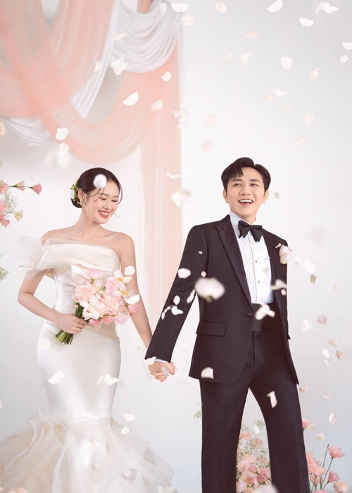 Trong loạt ảnh cưới, diễn viên Anh Đức diện vest đen còn Quỳnh Anh khoác lên mình chiếc váy cưới đuôi cá lệch vai.