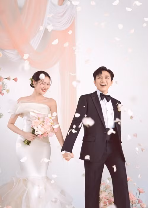 Trong loạt ảnh cưới, diễn viên Anh Đức diện vest đen còn Quỳnh Anh khoác lên mình chiếc váy cưới đuôi cá lệch vai.