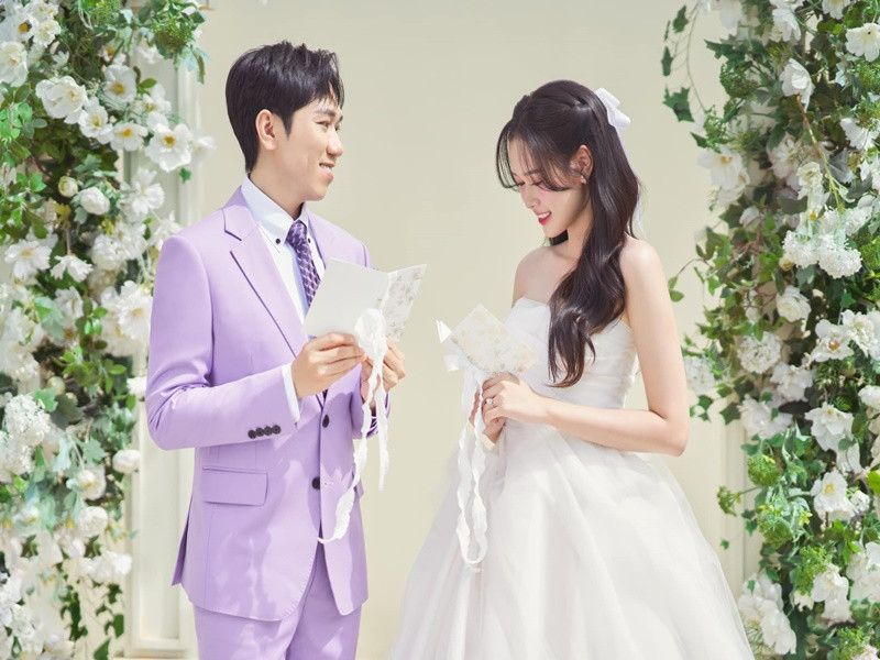 Bạn thân Trấn Thành đang gấp rút mời nhiều nghệ sĩ Việt tham dự đám cưới. Mới nhất, Midu khoe thiệp cưới của Anh Đức đồng thời viết: "Đôi bạn cùng tiến Mỹ Dung - Anh Đức lần lượt thoát ế thành công. Đã nhận được tấm thiệp mừng, chúc mừng hạnh phúc của người anh".