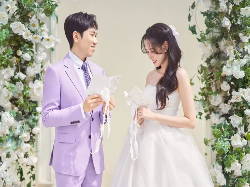 Bạn thân Trấn Thành đang gấp rút mời nhiều nghệ sĩ Việt tham dự đám cưới. Mới nhất, Midu khoe thiệp cưới của Anh Đức đồng thời viết: "Đôi bạn cùng tiến Mỹ Dung - Anh Đức lần lượt thoát ế thành công. Đã nhận được tấm thiệp mừng, chúc mừng hạnh phúc của người anh".