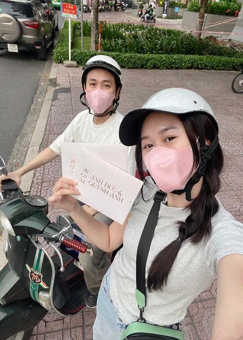 Anh Đức và Quỳnh Anh đưa ra 3 quy định cho khách mời gồm: Trang phục theo màu dresscode, đi đúng số lượng đăng ký và không livestream khi cô dâu chú rể thực hiện các nghi lễ cưới.