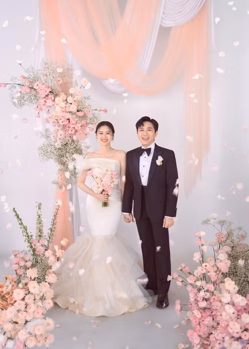 Anh Đức chia sẻ: "10 ngày đếm ngược. Cảm xúc của chúng em hiện tại rất bồi hồi, vừa háo hức vừa lo lắng để chuẩn bị mọi thứ cho chu toàn".