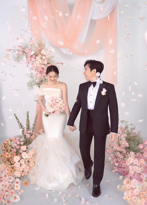 Anh Đức - Quỳnh Anh cười rạng rỡ, dành cho nhau nhiều cử chỉ tình tứ.