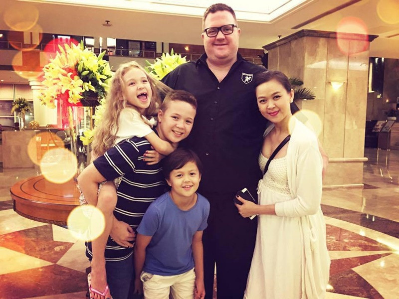 Vợ chồng Ngọc Nga vừa làm việc vừa chăm 3 con. “Sau giờ cơm tối, chúng học bài rồi đi ngủ. Khi chúng ngủ, ba mẹ lại bật máy tính làm việc. Vì nhiều việc quá và giờ đó thì đối tác ở nước ngoài đang trong giờ làm việc. Cứ vậy đấy”, Khám Phá dẫn lời nữ người mẫu. Ảnh: FB Ngọc Nga.