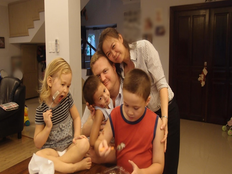 Vợ chồng Ngọc Nga mở công ty sản xuất đồ gỗ xuất khẩu sau khi kết hôn. Cả hai từng trắng tay nhiều lần nhưng luôn gắng gây dựng lại cơ nghiệp. Ảnh: FB Ngọc Nga.