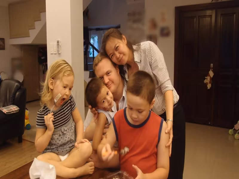 Vợ chồng Ngọc Nga mở công ty sản xuất đồ gỗ xuất khẩu sau khi kết hôn. Cả hai từng trắng tay nhiều lần nhưng luôn gắng gây dựng lại cơ nghiệp. Ảnh: FB Ngọc Nga.