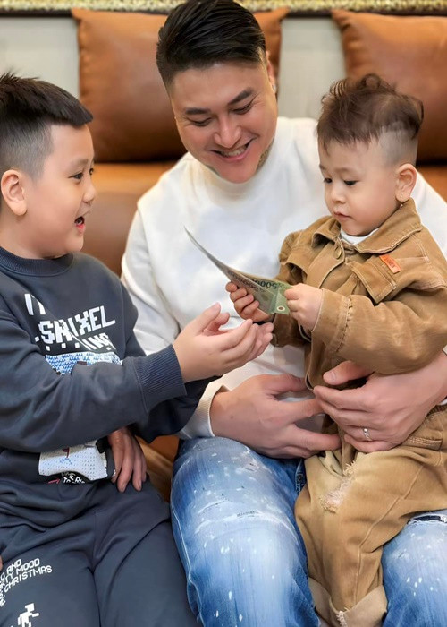 Con trai của Tiên Moon thường xuyên được bố đưa đón đi chơi.