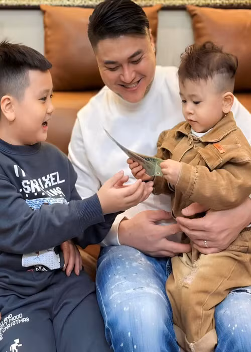 Con trai của Tiên Moon thường xuyên được bố đưa đón đi chơi.