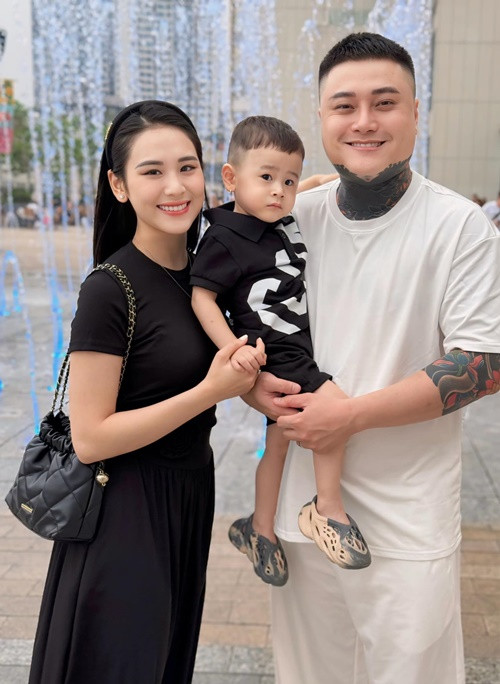 Vũ Duy Khánh tái hôn với vũ công Phương Anh năm 2021 và có con trai chung năm 2022.