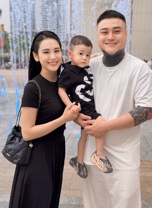 Vũ Duy Khánh tái hôn với vũ công Phương Anh năm 2021 và có con trai chung năm 2022.