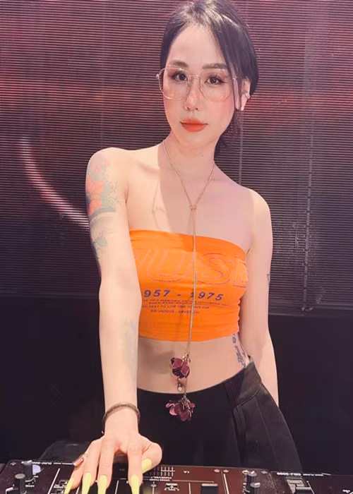 Vợ cũ của Vũ Duy Khánh sở hữu ngoại hình khá giống với nữ DJ người Hàn Quốc Soda.