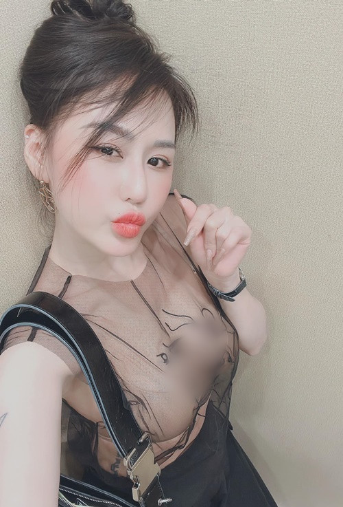 Sau khi ly hôn, Tiên Moon ngày càng gợi cảm.