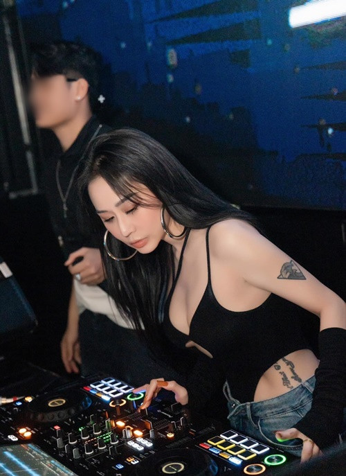 Tiên Moon vẫn làm DJ. Ngoài ra, cô còn kinh doanh online.