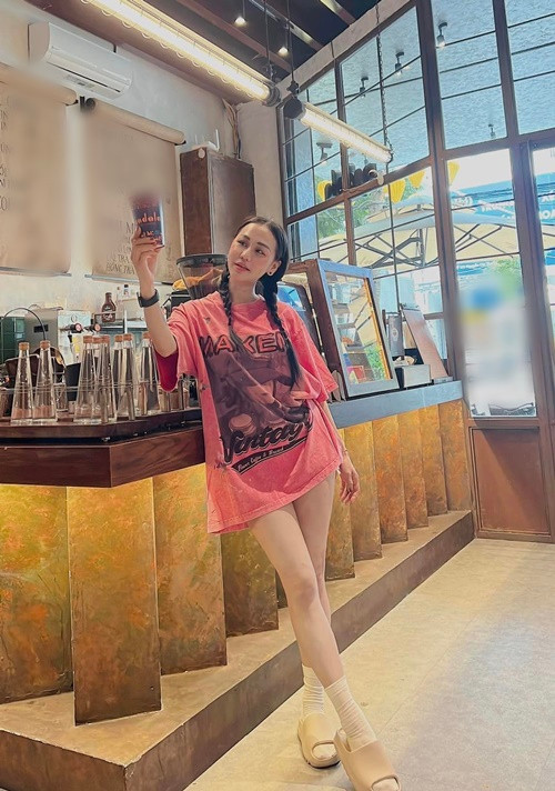 Tiên Moon khéo giữ vóc dáng thon gọn.