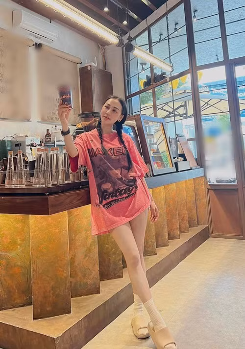 Tiên Moon khéo giữ vóc dáng thon gọn.