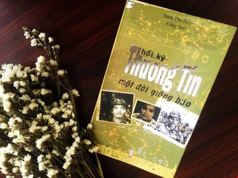 Thương Tín từng chia sẻ trên Đầu Tư Online, ban đầu anh đắn đo và sợ những điều mình kể làm cho những phụ nữ từng đi qua đời anh mất hạnh phúc, hoặc mang đến không khí không vui cho gia đình họ. "Nếu có như thế thì tôi xin lỗi. Nhưng hồi ký là phải nói thật. Vì thế, nếu cuốn sách có ảnh hưởng đến một vài nhân vật thì xin hãy tha thứ cho tôi", nam diễn viên bày tỏ. Ảnh: Công An Nhân Dân Online.