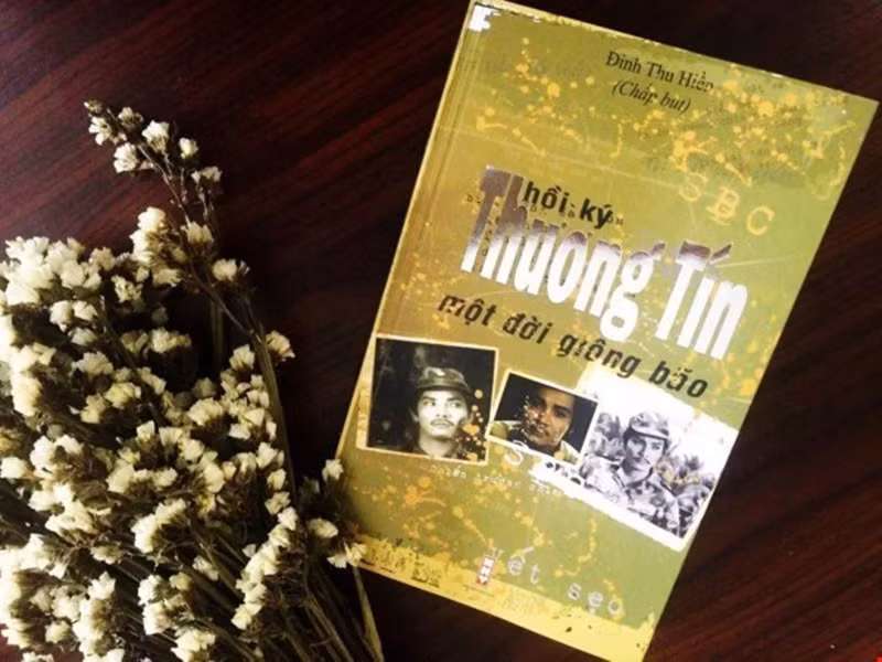 Thương Tín từng chia sẻ trên Đầu Tư Online, ban đầu anh đắn đo và sợ những điều mình kể làm cho những phụ nữ từng đi qua đời anh mất hạnh phúc, hoặc mang đến không khí không vui cho gia đình họ. "Nếu có như thế thì tôi xin lỗi. Nhưng hồi ký là phải nói thật. Vì thế, nếu cuốn sách có ảnh hưởng đến một vài nhân vật thì xin hãy tha thứ cho tôi", nam diễn viên bày tỏ. Ảnh: Công An Nhân Dân Online.