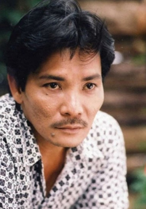 Sau 7 năm chung sống, Thương Tín và bà Nghĩa lên kế hoạch vượt biên nhưng Thương Tín bị lỡ chuyến nên chỉ có một mình vợ đi. Sau đó, con tàu chở bà Nghĩa bị nạn và bà bị thiệt mạng. Thương Tín nói rằng ông chưa một ngày yêu bà Nghĩa bởi vậy khi bà qua đời, ông rất ân hận. Ảnh: Sức Khỏe Đời Sống.