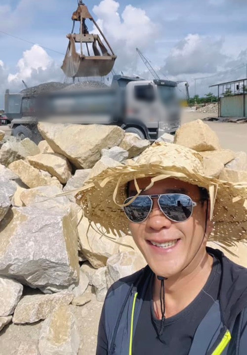 Nam doanh nhân hiện tại dành nhiều thời gian cho công việc.