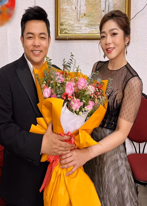 Quản lý của Hà Thanh Xuân - Quang Lê chia sẻ trên Znews: “Có lẽ cộng đồng mạng đã lấy hình ảnh hai nghệ sĩ đi ăn, đi chơi cùng nhau để viết bài. Tuy nhiên, họ chỉ là đồng nghiệp, anh em thân thiết”.