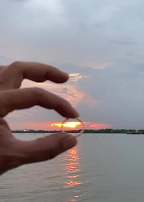 Sau chia sẻ của Quang Lê, không biết trùng hợp hay cố ý, Thắng Ngô thả nhẫn cưới xuống nước và viết ẩn ý: "Số phận con người vốn dĩ không ai giống ai. Chính vì vậy nhiều người đi vào con đường... tăm tối vì họ không có sự lựa chọn, đó là cách duy nhất để họ có thể thay đổi số phận. Nhưng cũng có nhiều người đi vào con đường... tăm tối, chỉ đơn giản đó là sự lựa chọn... Nhẹ lòng..". Bên cạnh đó, Thắng Ngô để trạng thái đã ly hôn trên trang cá nhân.