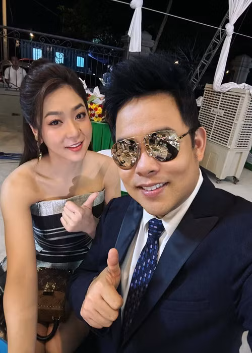 "Nhưng thực sự là chúng tôi không yêu nhau. Chúng tôi chơi rất thân và hiểu nhau. Hà Thanh Xuân trong thời gian qua đã chịu nhiều đau thương rồi, bây giờ tôi không muốn làm cô ấy tổn thương thêm nữa", Quang Lê chia sẻ về mối quan hệ hiện tại với Hà Thanh Xuân.