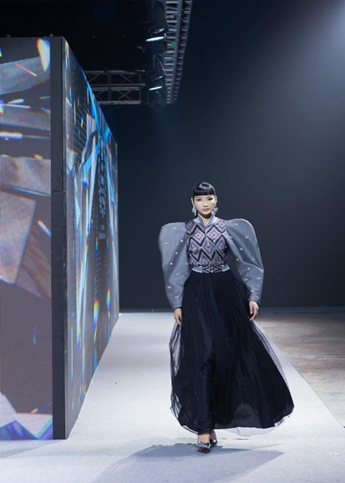 Hoàng Thùy là người mẫu chuyên nghiệp. Cô góp mặt trong nhiều show diễn thời trang trong nước cũng như quốc tế.