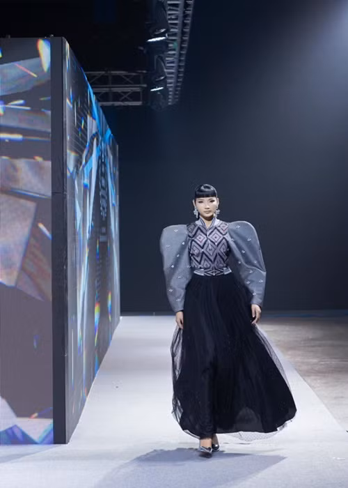 Hoàng Thùy là người mẫu chuyên nghiệp. Cô góp mặt trong nhiều show diễn thời trang trong nước cũng như quốc tế.