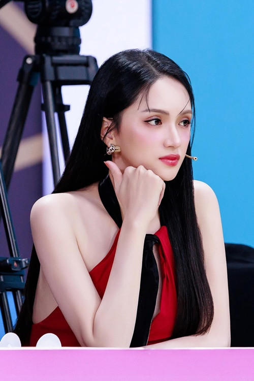 Theo Đời Sống Pháp Luật, phía Hương Giang cho biết, người ngồi ghế giám khảo Miss Universe Vietnam 2024 phải nhận được sự đồng thuận của tất cả giám khảo cũng như phải có thái độ chuyên nghiệp trong công việc, không đưa vấn đề nội bộ chưa giải quyết rõ ràng lên mạng xã hội.