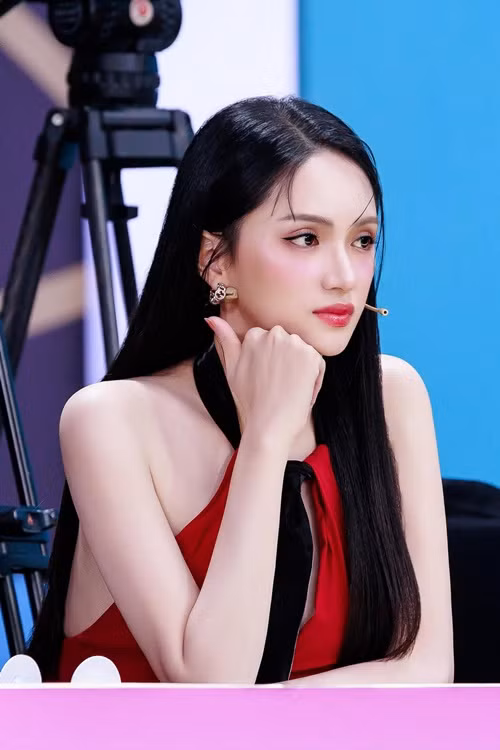 Theo Đời Sống Pháp Luật, phía Hương Giang cho biết, người ngồi ghế giám khảo Miss Universe Vietnam 2024 phải nhận được sự đồng thuận của tất cả giám khảo cũng như phải có thái độ chuyên nghiệp trong công việc, không đưa vấn đề nội bộ chưa giải quyết rõ ràng lên mạng xã hội.