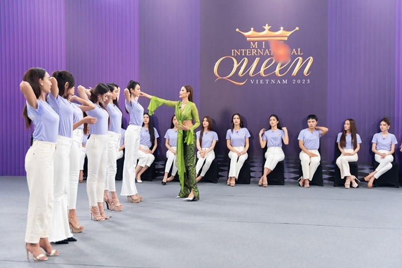 Hoàng Thùy còn là huấn luyện viên của The Face Vietnam 2017, làm chuyên gia đào tạo, đứng lớp dạy kỹ năng cho dàn thí sinh Miss International Queen Vietnam 2023.