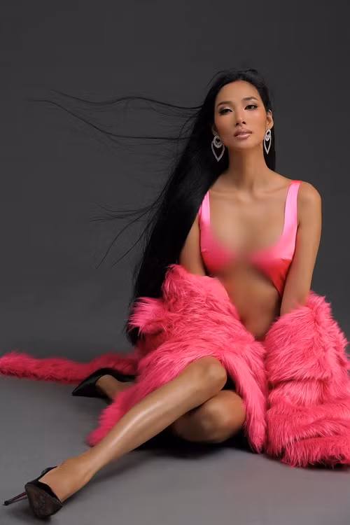 Hoàng Thùy và Hương Giang xinh đẹp, tài năng không kém cạnh nhau.