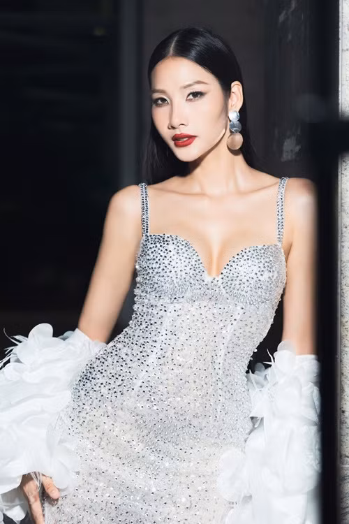 Mới đây, trên trang cá nhân, Hoàng Thùy nói bóng gió bị người trong showbiz chèn ép, loại bỏ khỏi vị trí giám khảo một cuộc thi. Theo Hoàng Thùy, người này cho rằng cô không đủ năng lực ngồi cùng ghế nóng.