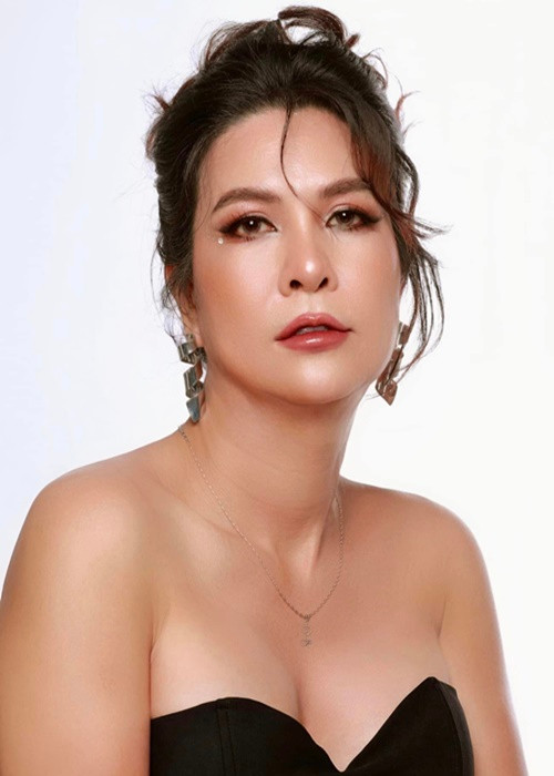 Cô ngày càng nữ tính sau khi phẫu thuật chuyển giới.