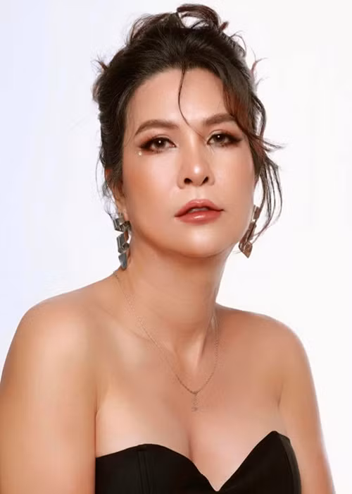 Cô ngày càng nữ tính sau khi phẫu thuật chuyển giới.